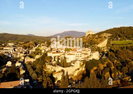 Frankreich, Vaucluse, mit Blick auf die mittelalterliche Stadt Vaison la Romaine mit der Burg der Grafen von Toulouse aus dem 12. Jahrhundert und dem Monte Ventoux im Hintergrund (Luftaufnahme) Stockfoto