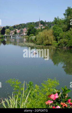 Frankreich, Doubs, Montbeliard, Brücke über den Allan, Kirche Saint Mainboeuf, Fischer, Wasserstrahl Stockfoto