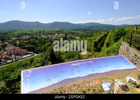 Frankreich, Bas Rhin, Obernai, Schenkenberg, Denkmal, belvedere, Blick auf den Mont Sainte Odile, die Vogesen Stockfoto