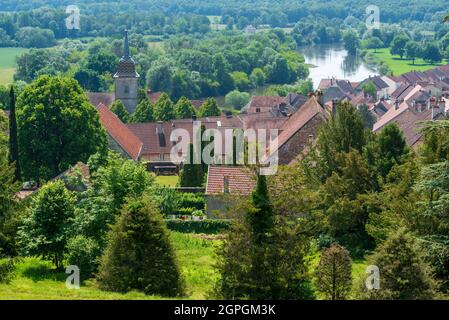 Frankreich, Haute Saone, Ray sur Saone, Dächer des Dorfes, Kirchturm in glasierten Fliesen, die Saone Stockfoto