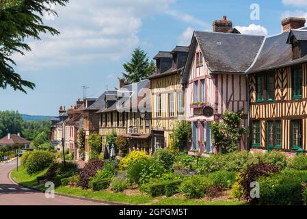 Frankreich, Eure, Le Bec Hellouin, beschriftet Les Plus Beaux Villages de France (die schönsten Dörfer Frankreichs), normand-Fachwerkhaus Stockfoto