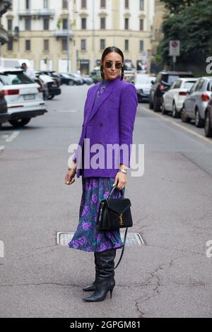 MAILAND, ITALIEN - 25. SEPTEMBER 2021: Elisa Taviti mit violetter Blazer-Jacke und Kleid mit Blumendruck vor der Fashion Show von Salvatore Ferragamo in Mailand Fashio Stockfoto