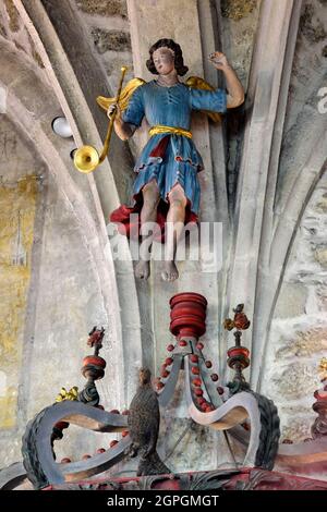 Frankreich, Doubs, Le Bizot, Saint Georges Kirche aus dem 14. Jahrhundert, im 18. Jahrhundert wiederaufgebaut, Kirchenschiff, Kanzeldach, Engel mit Trompete Stockfoto