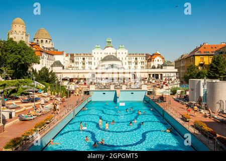 Ungarn, Budapest, das von der UNESCO zum Weltkulturerbe erklärt wurde, Buda-Viertel, Bäder und das Hotel Spa Gellert mit seinem Jugendstildekor, dem Außenpool Stockfoto