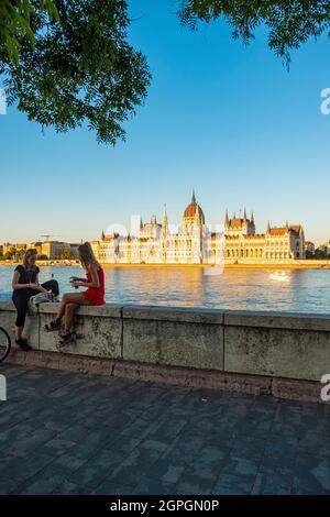 Ungarn, Budapest, von der UNESCO zum Weltkulturerbe erklärt, Pest-Viertel, das ungarische Parlament am Ufer der Donau Stockfoto