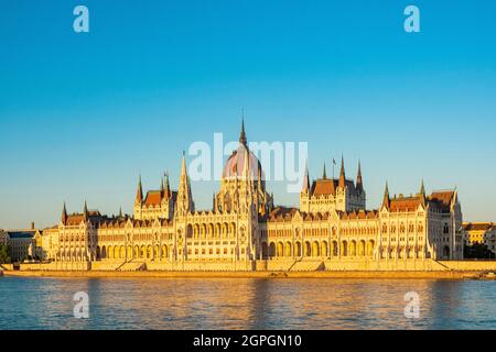 Ungarn, Budapest, von der UNESCO zum Weltkulturerbe erklärt, Pest-Viertel, das ungarische Parlament am Ufer der Donau Stockfoto