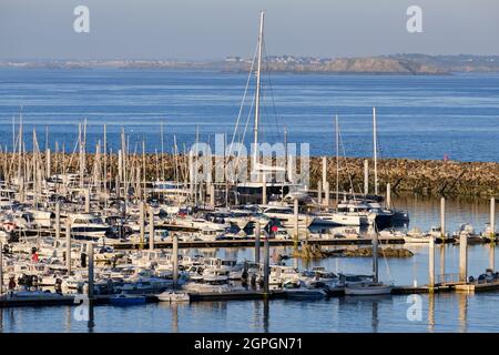 Frankreich, Cotes d'Armor, Cote d'Emeraude (Smaragdküste), Saint Cast le Guildo, der Hafen Stockfoto