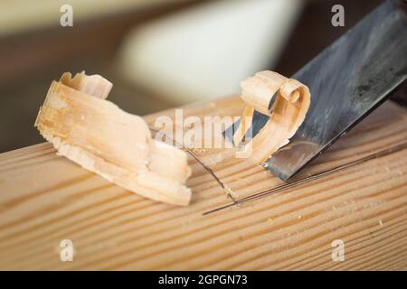 Frankreich, Finistere, Brest, Guip Shipyard, Detail von dem Werk mit einem Holzmeißel Stockfoto