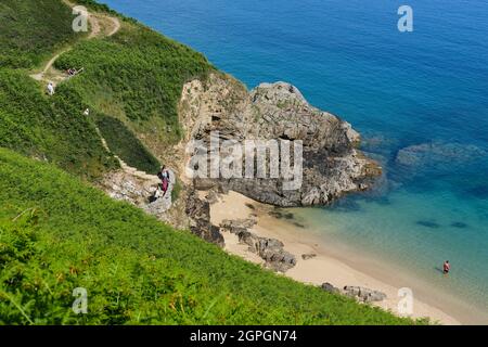 Frankreich, Cotes d'Armor, Cote d'Emeraude (Smaragdküste), Saint Cast le Guildo, Wandern Sie entlang des GR 34-Wanderweges oder Zollwanderweges, der Küste und dem Strand von La PIsotte Stockfoto