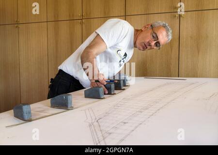 Frankreich, Finistere, Brest, Guip Shipyard, yann Mauffret, Werftleiter, am Reißbrett Stockfoto