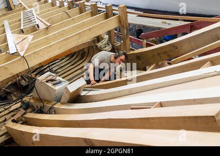 Frankreich, Finistere, Brest, Guip Shipyard, ein mariner Zimmermann, der auf dem Gabare l'Audiernais arbeitet Stockfoto