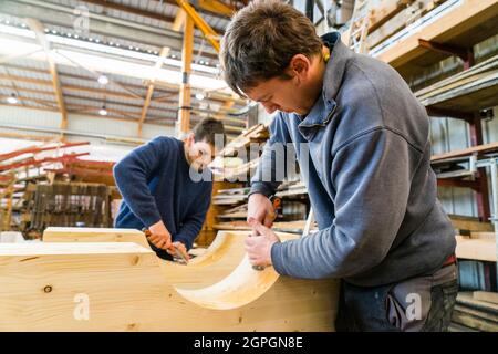 Frankreich, Finistere, Brest, Guip Shipyard, marine Tischler arbeiten an Holzstücken Stockfoto