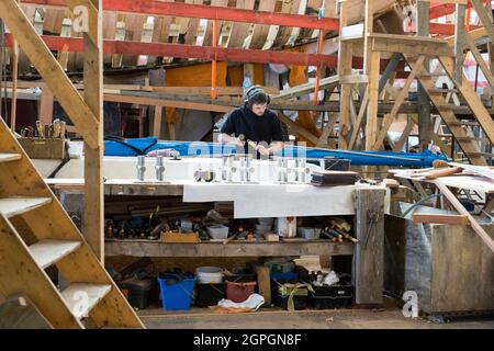 Frankreich, Finistere, Brest, Guip Shipyard, ein mariner Zimmermann arbeitet mit einem Holzmeißel Stockfoto