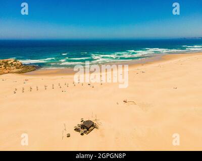 Portugal, Algarve, Westküste des Atlantiks, Strand Praia da Bordeira (Luftaufnahme) Stockfoto