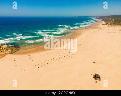 Portugal, Algarve, Westküste des Atlantiks, Strand Praia da Bordeira (Luftaufnahme) Stockfoto