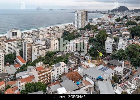 Brasilien, Rio de Janeiro, Slackline über der Babilonia Favela mit Blick auf den Strand von der Papera, Highliner Antony Newton und Pablo Signoret, mehrere Weltmeister Stockfoto