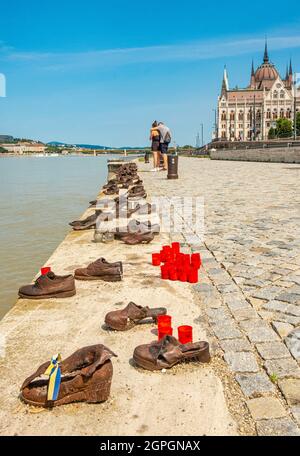 Ungarn, Budapest, das von der UNESCO zum Weltkulturerbe erklärt wurde, Pest-Viertel, das von Can Togay und Gyula Pauer 2005 entworfene Denkmal für die jüdischen Opfer der Shoah. Stockfoto