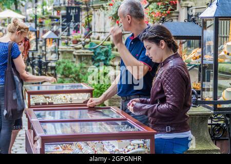 DANZIG, POLEN - 2. SEPTEMBER 2016: Souvenirverkäufer in der Mariacka-Straße in Danzig, Polen Stockfoto