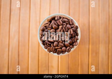 Kaffeebohnen in einem transparenten Glas. Der Geruch von Kaffee. Stockfoto