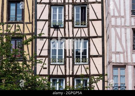 Frankreich, seine Maritime, Rouen, Terrasse, Fachwerkhäuser und normannische Fassaden in der Rue Eau de Robec Stockfoto