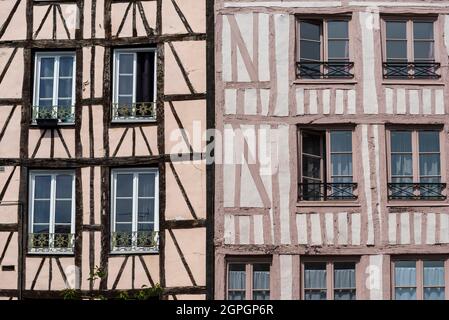 Frankreich, seine Maritime, Rouen, Terrasse, Fachwerkhäuser und normannische Fassaden in der Rue Eau de Robec Stockfoto