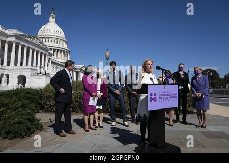 Washington, Usa. September 2021. Die Vertreterin Debbie Dingell (D-MI) spricht am Mittwoch, dem 29. September 2021, zusammen mit Mitgliedern der überparteilichen Task Force "Abhängigkeit und psychische Gesundheit" während einer Pressekonferenz über die legislative Agenda der Task Force außerhalb des US-Kapitols in Washington, DC. Foto von Sarah Silbiger/UPI Credit: UPI/Alamy Live News Stockfoto