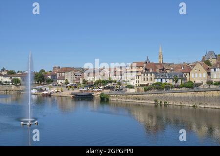 Frankreich, Dordogne, Perigord Pourpre, Bergerac, Gabarre an der Dordogne und Altstadt im Hintergrund Stockfoto