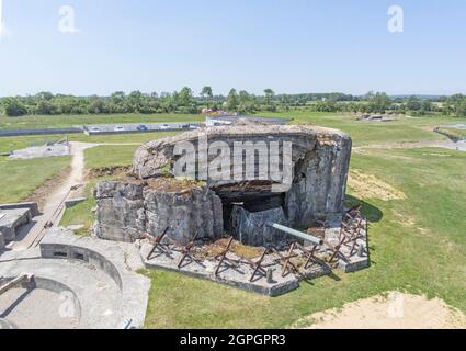 Frankreich, Manche, Saint Marcouf, Crisbecq Batterie, Atlantic Wall deutsche Küstenbatterien, Bunker mit 210mm Pistole Skoda (Luftaufnahme) Stockfoto