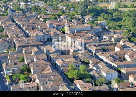 Frankreich, Dordogne, Monpazier, beschriftet mit Les Plus Beaux Villages de France (die schönsten Dörfer Frankreichs), dem ummauerten Stadtplatz und der Kirche (vue aérienne) Stockfoto
