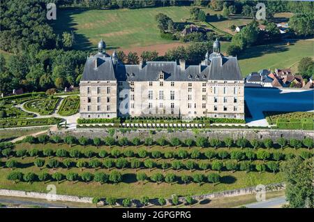 Frankreich, Dordogne, Weißes Perigord, Hautefort, Schloss Hautefort (Luftaufnahme) Stockfoto