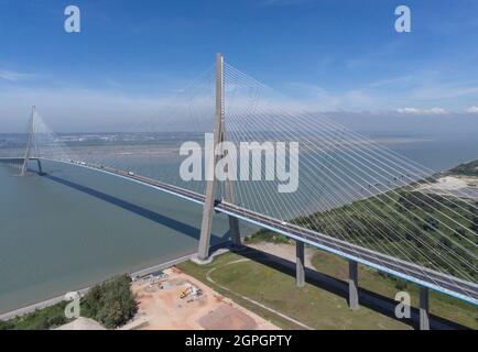 Frankreich, zwischen Calvados und seine Maritime, die Pont de Normandie (Normandie-Brücke) überspannt die seine, um die Städte Honfleur und Le Havre zu verbinden (Luftaufnahme) Stockfoto