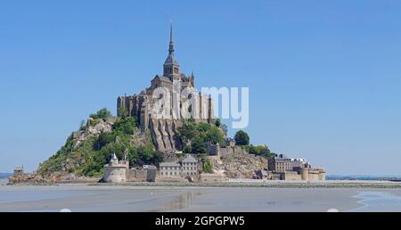 Frankreich, Manche, der Mont-Saint-Michel, der neue Weg zum Mont von der Abtei gesehen Stockfoto