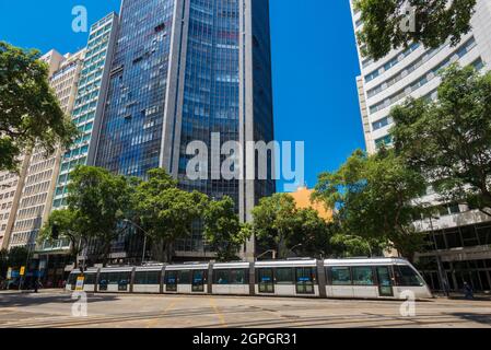 VLT-Straßenbahn an der Rio Branco Avenue in der Innenstadt von Rio de Janeiro Stockfoto