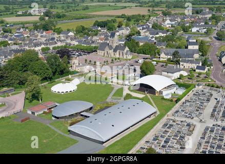 Frankreich, Manche, Sainte Mere Eglise, Museum (Luftaufnahme) Stockfoto