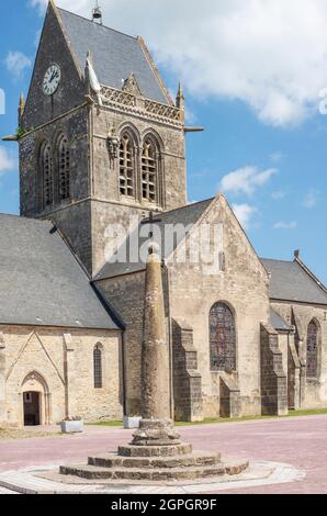 Frankreich, Manche, Sainte Mere Eglise, ein Fallschirm ist auf dem Kirchturm in Erinnerung an den Privaten John Steele sichtbar Stockfoto