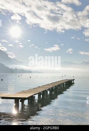 Frankreich, Haute Savoie, Annecy, Ponton an der Grenze zum See von Annecy Stockfoto