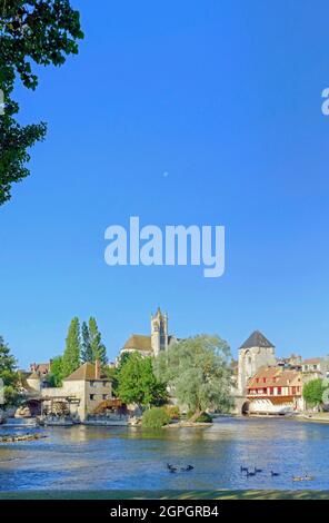 Frankreich, Seine et Marne, Moret Sur Loing, die Brücke über den Fluss Loing und die Kirche Notre Dame De La Nativite Stockfoto