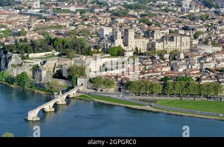 Frankreich, Vaucluse, Avignon, Daladier-Brücke über die Rhone, das historische Zentrum und der Palais des Papes, der von der UNESCO zum Weltkulturerbe erklärt wurde (Luftaufnahme) Stockfoto