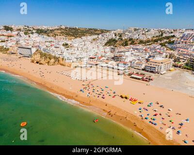 Portugal, Algarve, Albufeira, Peneco Beach (Luftaufnahme) Stockfoto