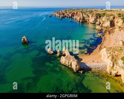 Portugal, Algarve, Lagos, praia do Camilo, Ponte da Piedade (Luftaufnahme) Stockfoto