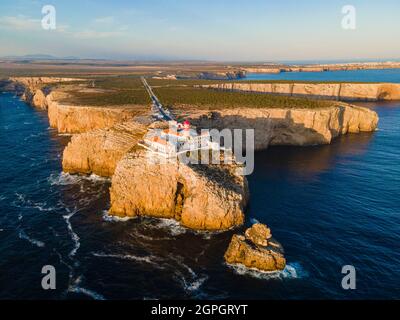 Portugal, Algarve, Sagres, der Leuchtturm von Cape Saint Vincent, (Cabo de Sao Vicente) (Luftaufnahme) Stockfoto