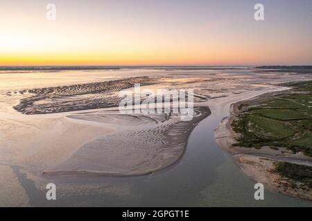 Frankreich, Somme (80), Baie de Somme, Le Hourdel, der Hourdel-Punkt am Eingang zur Baie de Somme ist das Ende der Absperrung aus Kieselsteinen von den Klippen der Normandie und der Picardie (Luftaufnahme) Stockfoto