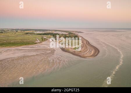 Frankreich, Somme (80), Baie de Somme, Le Hourdel, der Hourdel-Punkt am Eingang zur Baie de Somme ist das Ende der Absperrung aus Kieselsteinen von den Klippen der Normandie und der Picardie (Luftaufnahme) Stockfoto