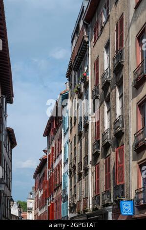 Frankreich, Pyrenees Atlantiques, Bayonne, Pays Basque, historisches Stadtzentrum, Fassade von traditionellen Häusern Stockfoto