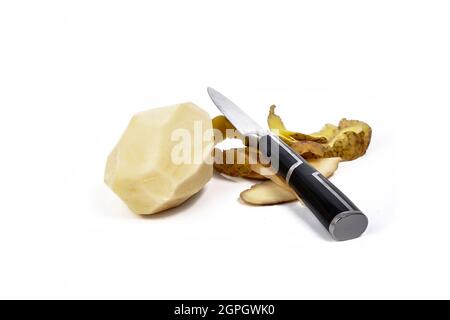 Geschälte Kartoffeln liegen isoliert auf weißem Hintergrund, und es gibt eine Schale und ein Messer Stockfoto