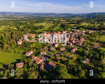 Frankreich, Haute Loire, Burg Chavaniac Lafayette, Heimatdorf Marquis de Lafayette (Luftaufnahme) Stockfoto