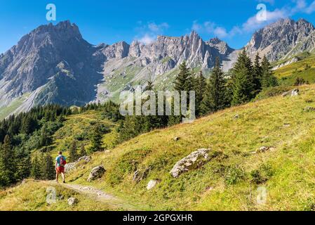 Frankreich, Haute-Savoie (74), Massif du Mont Blanc, les Contamines Montjoie, Col de la Fenêtre, , Wanderer auf dem Weg zum Plan de la Fenêtre mit den Aiguilles de la Pennaz (2688m), Rechts im Hintergrund der Col des Chasseurs und der Col et la Tête de la Cicle (2552m) Stockfoto