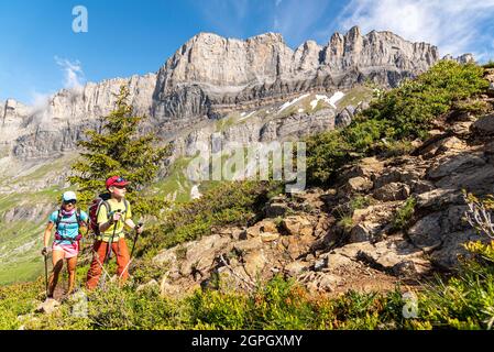 Frankreich, Haute-Savoie (74), Passy, Plaine Joux, Pointe Noire de Pormenaz, Wanderer, die in Richtung La de Pormenaz mit den Rochers de Fiz im Hintergrund wandern Stockfoto