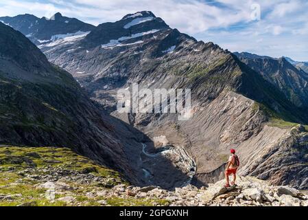 Frankreich, Haute-Savoie (74), Mont-Blanc-Massiv, les Contamines Montjoie, Refuge des Consrits, Wanderer betrachten den Mont Tondu (3196 m) und die Überreste des Tré-la-Tête-Gletschers Stockfoto