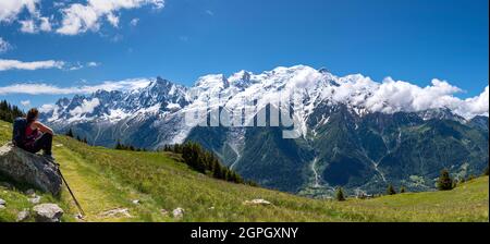 Frankreich, Haute-Savoie (74), Chamonix, les Houches, Aiguilles Rouges-Massiv, l'Aiguillette des Houches, Wanderer, der das Mont-Blanc-Massiv von den Chalets de Chailloux aus betrachtet Stockfoto